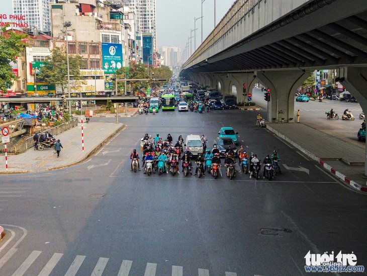 Đang nhịp đèn đỏ nhưng cảnh sát giao thông cho xe đi， tài xế có bị phạt nguội? - Ảnh 1.