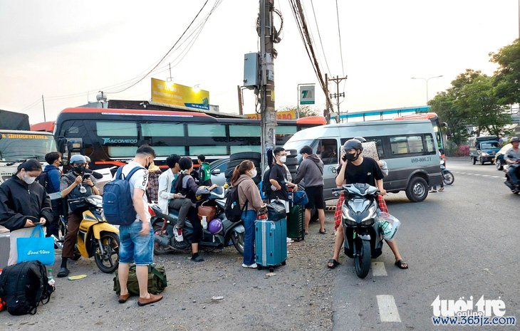 Điệp khúc ‘xe dù， bến cóc’ dịp cuối năm: Rầm rộ trước và quanh các bến xe - Ảnh 2.