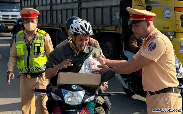 Tài xế nguy kịch ngày giám Tết， cảnh sát giao thông đưa vào viện cấp cứu kịp thời - Ảnh 2.