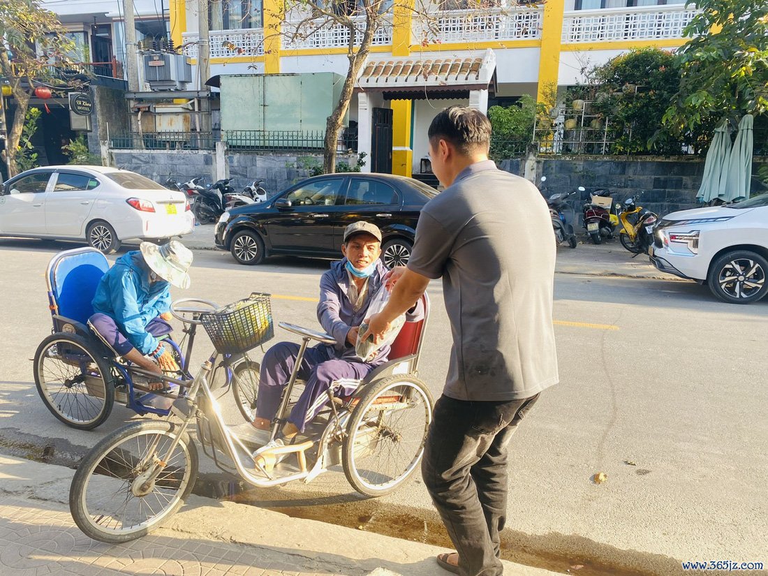 Khách Tây gói bánh chưng， bánh tét， bạn trẻ Việt khen '10 điểm không có nhưng' - Ảnh 6.