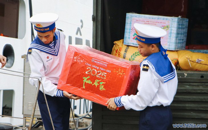 'Tết hải đảo - xuân yêu thương' đến với bà con nghèo - Ảnh 2.