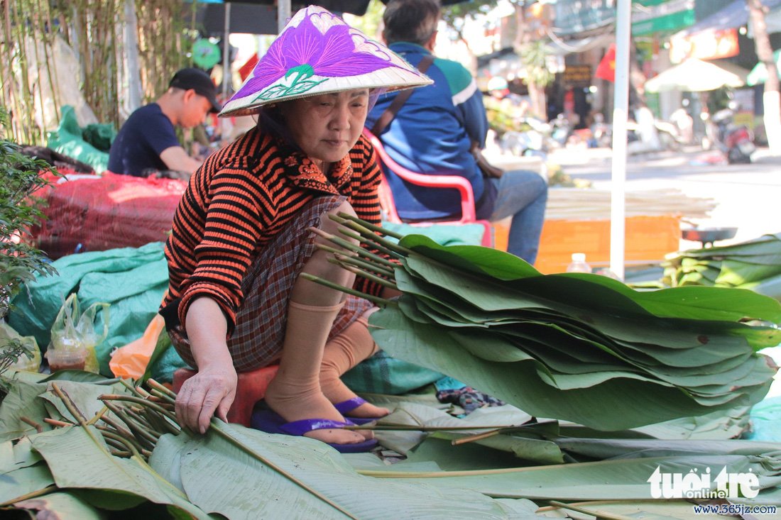 Chợ bán lá dong nhộn nhịp， cả năm chỉ họp mấy ngày cận Tết - Ảnh 1.