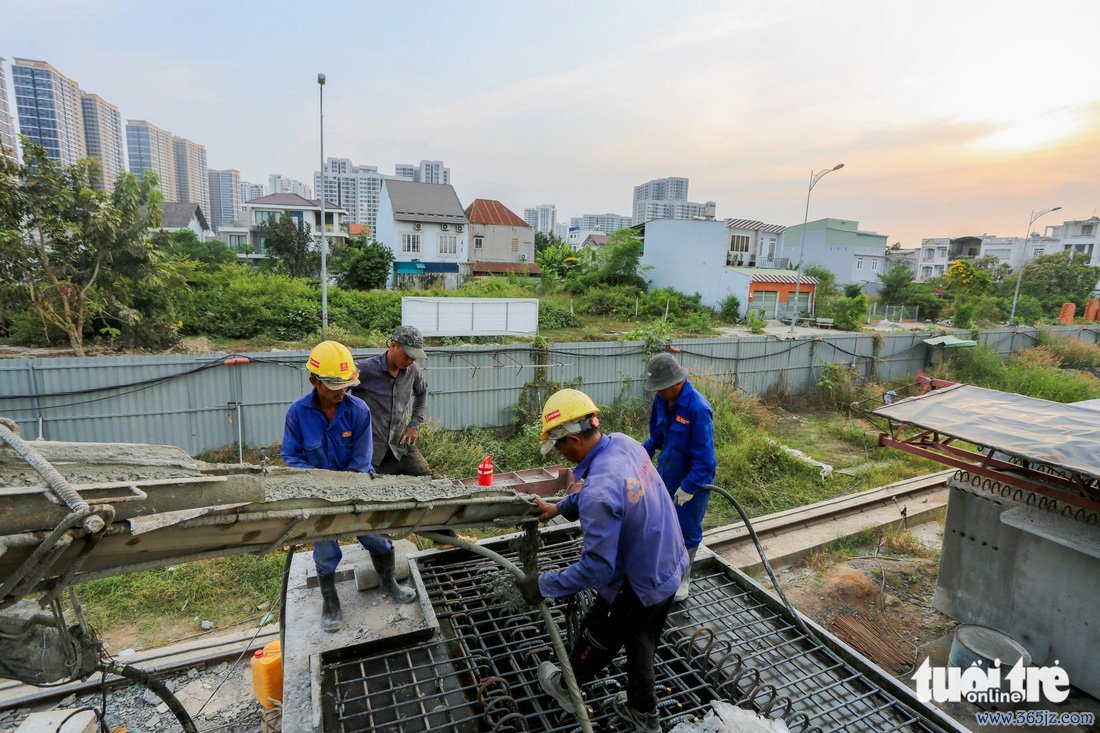 Công trường vành đai 3 qua TP Thủ Đức hối hả những ngày cận Tết - Ảnh 2.